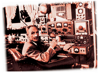 Abuelo Probando electrónica de una radio Abuelo Probando electrónica de una radio